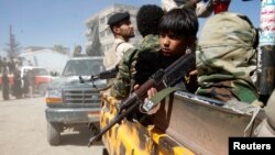 پسر بچه ای مسلح در خودروی شورشیان حوثی. جمهوری اسلامی ایران از حوثی‌های یمن حمایت می‌کند.