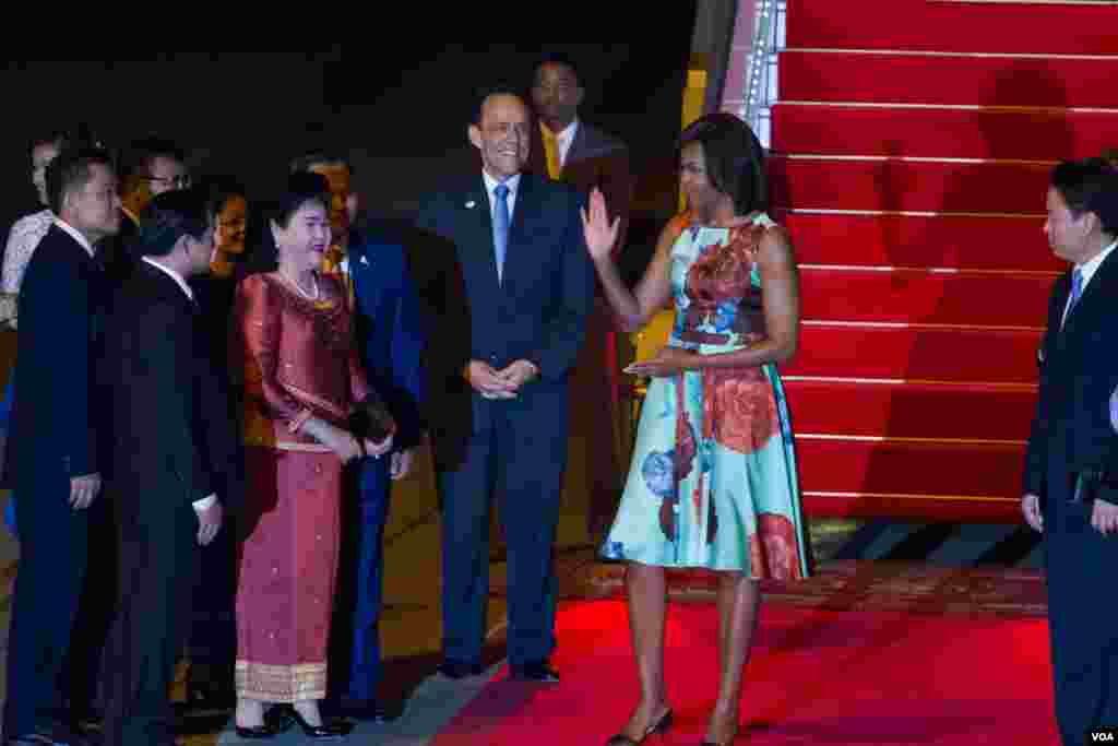 Michelle Obama arrived at Siem Reap International Airport. She was greeted by Cambodia first lady Bun Ranny Hun Sen, Education Minister Hang Chuon Naron, and the U.S embassador. (Photo by Neou Vannarin/VOA Khmer)