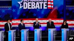 Demokratski kandidati s leva na desno: Endru Jang, Pit Butidžidž, Džo Bajden, Berni Sanders, Kamala Haris