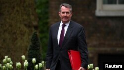 Menteri Perdagangan Inggris Liam Fox di Downing Street, London, Inggris, 2 Mei 2018. (Foto: dok).