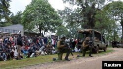 Des officiers de police kényans tiennent leurs positions à Kapenguria, Kenya, le 14 juillet 2016. 