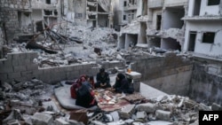 지난 5월 시리아 북부 이들리브주 아리하 마을에서 가족이 라마다 금식 종료를 맞아 '금식을 깬다'는 의미의 이프타르(Iftar) 식사를 하고 있다.