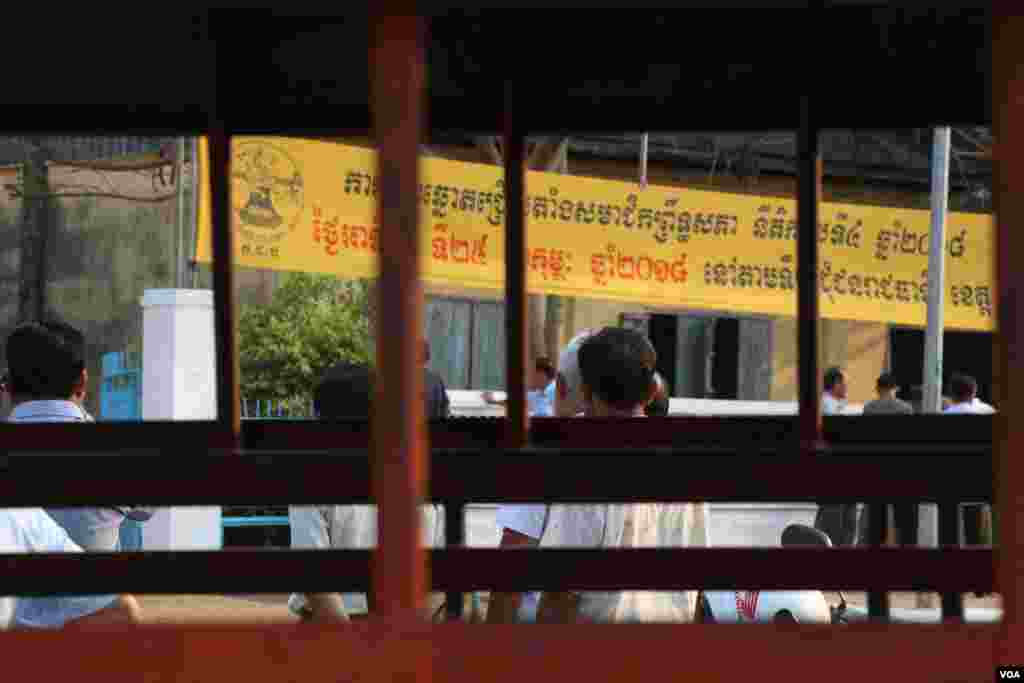 ទិដ្ឋភាពនៃដំណើរការបោះឆ្នោតព្រឹទ្ធសភា នៅ​មណ្ឌល​បោះឆ្នោត​សាលា​បឋមសិក្សា​កំពង់ធំក្រុង ក្នុង​ខេត្តកំពង់ធំ នា​​ព្រឹក​ថ្ងៃ​អាទិត្យ​ ទី២៥ ខែកុម្ភៈ ឆ្នាំ២០១៨។​​&nbsp;(ស៊ុន ណារិន/VOA)