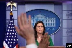 새라 허커비 샌더스 미국 백악관 대변인이 15일 정례브리핑에서 기자들의 질문을 받고 있다.