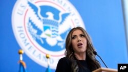 Sekrete Sekirite Nasyonal Kristi Noem pale ak anplwaye Depatman Sekirite Nasyonal la 28 Janvye, 2025. 