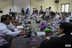 លោក ហេង សួរ អ្នក​នាំពាក្យ​នៃ​ក្រសួង​ការងារ​បណ្តុះ​បណ្តាល​វិជ្ជាជីវៈ សម្របសម្រួល​អង្គ​ប្រជុំ​ត្រីភាគី អំពី​ការចរចា​ការដំឡើង​ប្រាក់ឈ្នួល​កម្មករ​រោងចក្រ នៅ​ថ្ងៃពុធ ទី២៨ ខែកញ្ញា ឆ្នាំ២០១៦។ (ខាន់ សុគុំមនោ/VOA)