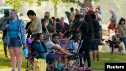 Njerëzit që kërkojnë punë presin në radhë përpara Qendrës për Karrierën, në Kentucky