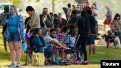 Njerëzit presin jashtë një qendre punësimi në Kentucky