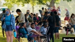 Warga AS antre untuk mengajukan tunjangan pengangguran di Frankfort, Kentucky (foto: dok). 