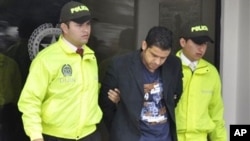 Terdakwa kasus suap pembangunan Wisma Atlet Sea Games, Muhammad Nazaruddin (tengah) saat ditangkap di Kolombia (foto: dok).