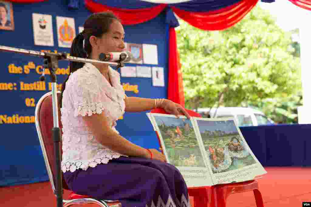 កម្មវិធី​អាន​រឿន​និទាន​ និង​​សំណួរចម្លើយ​ ដល់​សិស្ស​ថ្នាក់​បឋមសិក្សា មកពី​សាលា​នានា​ក្នុង​រាជធានី​ភ្នំពេញ​ នៅ​ក្នុង​ពិព័រណ៍​សៀវភៅ​នៅ​កម្ពុជា​លើក​ទី​៥​ ​ក្រោម​ប្រធានបទ​ &laquo;បង្កើន​ការ​អាន​ បង្កើត​ការ​សរសេរ​&raquo; នៅ​ឯ​បណ្ណាល័យ​ជាតិ​ ក្នុង​រាជធានី​ភ្នំពេញ​ កាល​ពីថ្ងៃទី​៣ ខែធ្នូ ឆ្នាំ​២០១៦​។ (​ហ៊ាន​ សុជាតា​/ ​VOA)