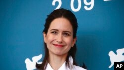 Aktris Katherine Waterston menghadiri Festival Film Venesia di Venesia, Italia, 6 September 2020. (Foto: Invision via AP)