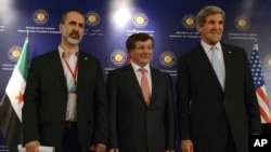 Menlu AS John Kerry (kanan) Menlu Turki Ahmet Davutoglu (tengah) dan pemimpin oposisi Suriah Moaz al-Khatib berpose seusai pertemuan "Sahabat Suriah" di Istana Adile Sultan di Istanbul, Turki (21/4).