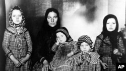 រូបឯកសារ៖ ជនចំណាកស្រុកពេលមកដល់កោះ Ellis Island។