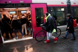 Suasana di stasiun kereta api Gare Saint Lazare, Paris, Perancis, Senin, 16 Desember 2019.