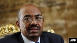 Omar el-Béchir, président du Soudan, écoute Hosni Mubarak lors d'une réunion au Caire, le 22 février 2009.