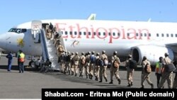 የኦብነግ ታጣቂዎች አሥመራ ዓለምአቀፍ አይሮፕላን ጣቢያ ላይ ሲሣፈሩ /ምንጭ - የኤርትራ ማስታወቂያ ሚኔስቴር ዌብሳይት - shabait.com/