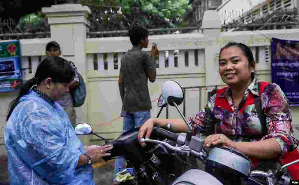 ស្រ្តី​ជា​ម្ដាយ​បេក្ខជន​ប្រឡង​បាក់ឌុប​រង់ចាំ​កូន​ពួកគាត់​ចេញពី​បន្ទប់​ប្រឡង​ថ្ងៃ​ចុងក្រោយ​នៅ​វិទ្យាល័យ​ព្រះ​យុគន្ធ នៅ​ថ្ងៃ​អង្គារ ទី​២៣ ខែសីហា ឆ្នាំ​២០១៦ នៅ​រាជធានី​ភ្នំពេញ។ ​(ឡេង ឡែន/VOA)