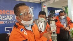 Pemimpin Cabang BRI Palu, Ekwan Darmawan menjelaskan pengoperasian situs pasarpalu.com untuk transaksi online antara pedagang dan warga kota Palu (6 Juli) Foto : Yoanes Litha