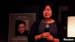 북한에 억류된 한국계 미국인 케네스 배 씨의 여동생 테리 정 씨가 지난 8월 미국 시애틀에서 열린 촛불집회에서 눈물을 흘리며 오빠의 석방을 촉구하고 있다.