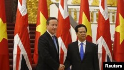 នាយក​រដ្ឋ​មន្រ្តី​អង់គ្លេស David Cameron (រូប​ឆ្វេង) ថត​រូប​ជាមួយ​សមភាគី​វៀតណាម​របស់​លោក​ គឺ​លោក Nguyen Tan Dung នៅ​ឯ​ការិយាល័យ​រដ្ឋាភិបាល​នៅ​ក្នុង​ក្រុង​ហាណូយ កាលពី​ថ្ងៃទី២៩ ខែកក្កដា ឆ្នាំ២០១៥។