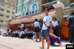 រូបឯកសារ៖ អ្នក​គាំ​ទ្រ​លោក​ កឹម​ សុខា ដែល​ជា​អនុ​ប្រធាន​គណបក្ស​សង្រ្គោះ​ជាតិ​និង​ជា​អនុប្រធាន​ទី​១​រដ្ឋសភា​ នៅ​ខាង​ក្រៅតុលាការ​ដំបូង​រាជធានី​ភ្នំពេញ។ (នូវ​ ពៅ​លក្ខិណា​/VOA)