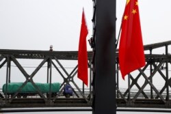 화물차가 중국 단둥에서 중조우의교를 건너 북한 신의주로 향하고 있다.