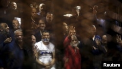 Des membres des Frères musulmans traduits devant un tribunal du Caire lors d'un procès de masse, le 2 juin 2015.