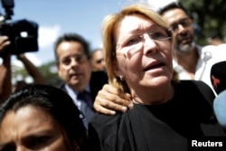 Jaksa Agung Venezuela Luisa Ortega Diaz di depan kantor jaksa di Caracas, Venezuela, 5 Agustus 2017.