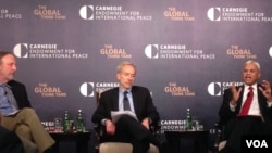 卡内基国际和平基金会就举办的讨论会上两位资深研究员：中国问题专家史文(Michael Swaine，左)和国际安全与亚洲战略专家阿什利·泰利斯(Ashley Tellis，右)（2015年5月中旬，美国之音钟辰芳拍摄）