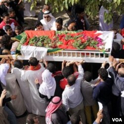 Warga Bahrain memakamkan seorang korban tewas akibat bentrokan dalam protes di Lapangan Mutiara, Manama Jumat (18/2).