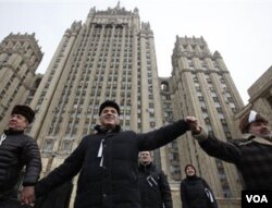 Mantan juara dunia catur, Garry Kasparov (tengah) bergabung dengan ribuan demonstran di Moskow hari Minggu (26/2).