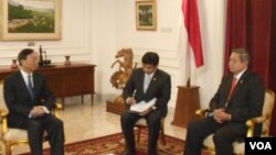 Menlu Tiongkok, Yang Yiechi (kiri) menemui Presiden SBY di Istana Negara 10/8 (foto: Alina Mahamel).