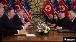 Predsjednik SAD Donald Trump i američki državni sekretar Mike Pompeo razgovaraju sa sjevernokorejskim liderom Kim Jong Unom i drugim sjevernokorejskim zvaničnicima, Hanoj, 28. februar 2019.