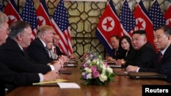Predsednik SAD Donald Tramp i američki državni sekretar Majk Pompeo razgovaraju sa severnokorejskim liderom Kim Džong Unom i drugim severnokorejskim zvaničnicima, Hanoj, 28. februar 2019.