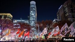 „Ја потврдуваме нашата поддршка за народот на Кореја и за сојузништвото меѓу САД-Јужна Кореја, засновано на заедничките принципи на демократија и владеење на правото“, изјави Блинкен.