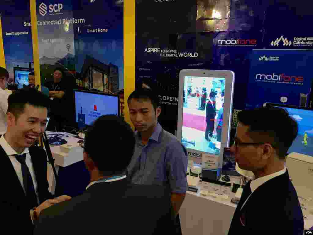 ពិព័រណ៍បច្ចេកវិទ្យាថ្នាក់ជាតិនិងទ្រង់ទ្រាយធំដំបូងបំផុតនៅកម្ពុជា ដែលមានរយៈពេលបីថ្ងៃ ឈ្មោះ &laquo;ឌីជីថលកម្ពុជា&raquo; Digital Cambodia ឆ្នាំ២០១៩ បានត្រូវបើកជាផ្លូវការដោយមន្ត្រីជាន់ខ្ពស់រដ្ឋាភិបាល នៅព្រឹកថ្ងៃសុក្រទី១៥ ខែមីនានេះ នៅសាលពិព័រណ៍កោះពេជ្រ ក្នុងរាជធានីភ្នំពេញ។ (សឹង សុផាត/VOA)