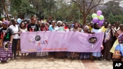 Para aktivis perempuan dari Kenya, Uganda, Tanzania, Rwanda dan Burundi mengikuti aksi unjuk rasa untuk memrotes praktik mutilasi genital perempuan (FGM), pernikahan dini, pelecehan seksual dan KDRT dalam aksi di Nairobi, Kenya (foto: dok). 
