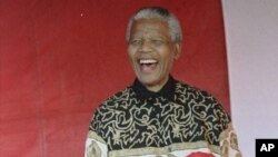  L’ancien président sud-africain Nelson Mandela fête la veille de son 77e anniversaire avec des enfants à Johannesburg, le 17 juillet 1995, où il a obtenu son premier emploi en tant que policier.