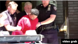 Des policiers tiennent Richard Rojas, chauffeur de berline rouge qui a tué une femme âgée de 18 ans du Michigan à Times Square, New York, 18 mai 2017. (Photo: VOA / capture d'écran vidéo)