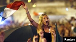 Pendukung timnas Italia di Roma bersorak-sorai setelah tim Azzurri dipastikan maju ke final mengandaskan tim Jerman dengan 2-1 (28/6).