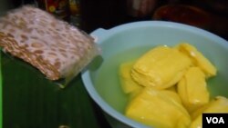 Tempe dan tahu, dua makanan yang sering terdapat dalam menu hidangan penduduk Indonesia. Kenaikan harga kedelai yang menjadi bahan pokok tahu dan tempe, memicu protes produsen tahu-tempe. 