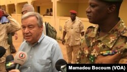 Le Secrétaire général de l'ONU, Antonio Guterres, dans la ville de Mopti (centre, Mali), 05 30 2018. Photo VOA Mamoudou Bocoum
