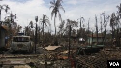 ឡាន​មួយ​គ្រឿង​នៅជិត​ផ្ទះ​មួយ​ខ្នង​ដែល​ត្រូវ​បាន​ឆេះ​ខ្ទេច​ដោយ​សារ​តែ​អំពើ​ហិង្សា​ចុង​ក្រោយ​នៅ​ក្រុង Maungdaw ប្រទេស​មីយ៉ាន់ម៉ា។