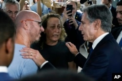 گفت‌وگوی آنتونی بلینکن، وزیر امور خارجه آمریکا، با برخی از داوطلبان در یک مرکز امدادرسانی به قربانیان حمله تروریستی حماس. تل‌آویو، اسرائیل