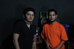 José Cardoza, right, the creator of Nicaragua's Primer Orden podcast, distributed on at least 25 digital platforms. (Houston Castillo/VOA)