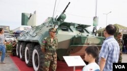 រូបឯកសារ​៖​ ការ​ដាក់​តាំង​បង្ហាញ​រថពាស​ដែក ក្នុង​ពិព័រណ៌​សម្ភារៈ​យោធា​នៃ​​ព្រឹត្តិការណ៍​ប្រកួត​កីឡា​​កង​យោធ​ពល​ខេមរភូមិន្ទ​ក្នុង​រាជធានី​ភ្នំពេញ​ កាល​ពី​ថ្ងៃ​ទី​៧​ ខែមករា​ ឆ្នាំ​២០១៧។ (ហ៊ាន​ សុជាតា/ VOA)