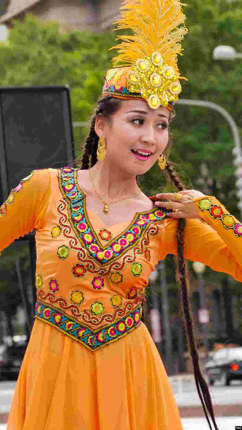 Vashingtonda Uyg&#39;ur madaniy festivali. Tadbirdan so&#39;ng jamoa Xitoy elchixonasi qarshisida norozilik namoyishi o&#39;tkazdi, Vashington, 3-avgust, 2014-yil. Odil Ruzaliev surati