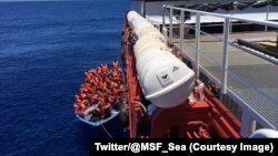 Des migrants en train d’être remontés sur un bateau lors d’une opération de secours de l’ONG MSF e n Méditerranée, au large de la Libye, 9 juin 2017. (Twitter/ @MSF_Sea)