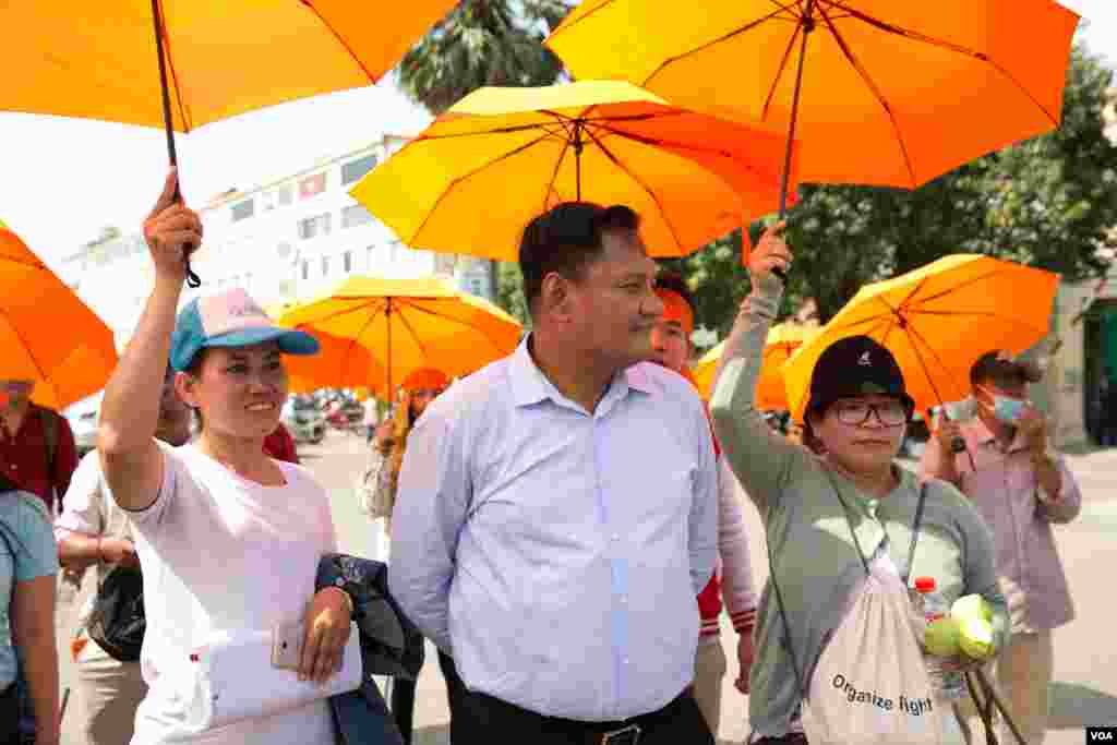 លោក មាន ចាន់យ៉ាដា អភិបាល​រង​រាជធានី​ភ្នំពេញ​ត្រូវ​បាន​កម្មការនី​បាំង​ឆ័ត្រ​ឲ្យកាល​ពី​ព្រឹក​ថ្ងៃ០៨​ ខែមីនា​ ឆ្នាំ២០១៩ អំឡុង​ទិវា​សិទ្ធិ​នារី​អន្តរជាតិ​លើក​ទី​១០៨ នៅ​ក្នុង​ពហុកីឡដ្ឋាន​ជាតិ​អូឡាំពិក កាលពី​ថ្ងៃ០៨ ខែមីនា ឆ្នាំ២០១៩។(ទុំ ម្លិះ/VOA)